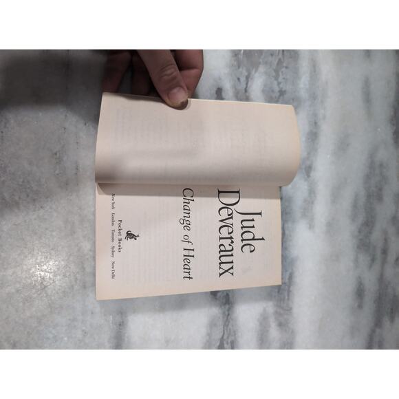 Jude Deveraux Paperback Novel Bundle: Change of Heart & The‎ Summerhouse - Picture 9 of 10